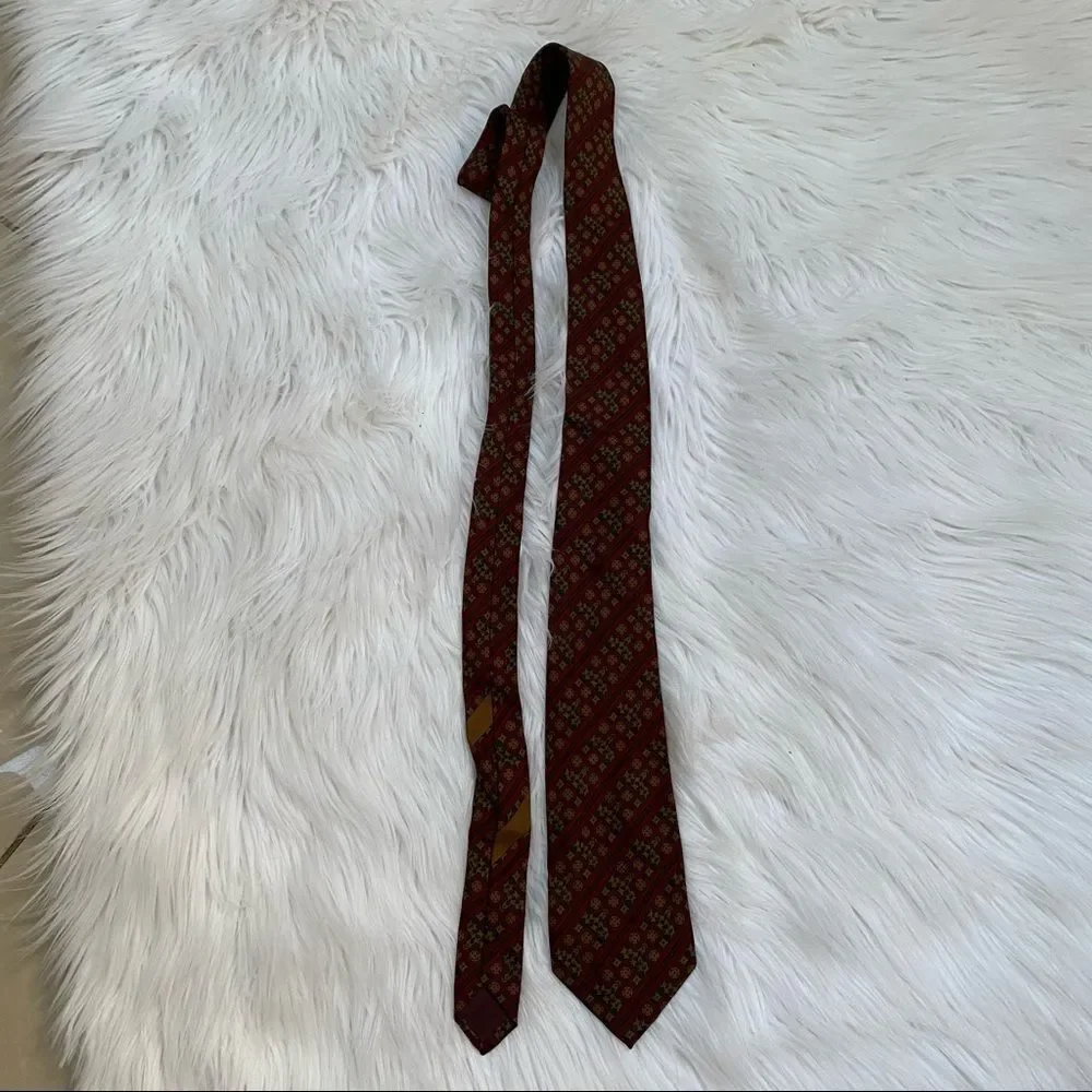 Salvador Ferragamo vintage made in Italy red green geometric print 100% silk tie